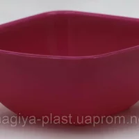 Пластмассовая квадратная салатница 1000 мл 16 см х 16 см (разные цвета)