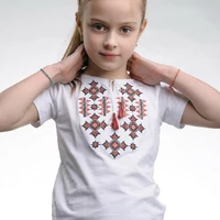 Вышитая футболка для девочки белого цвета с геометрическим орнаментом «Звездное сияние (красная)»