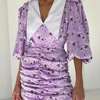 Стильна трендова шовкова міні сукня Kamilla з відкладним комірцем та V-подібним декольте лілового кольору квітковий принт